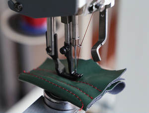 LVBU-360 डिग्री रोटरी कॉलम कार बैग सिलाई मशीन उपकरण निर्माता - Product Image 2