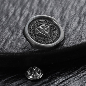 Spilla da bavero personalizzata in lega di zinco pressofusa, con incisione a rilievo, placcata argento antico, di lusso, con logo a diamante e lettere - Product Image 1