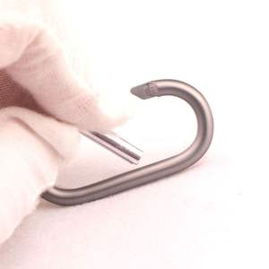 คาราไบเนอร์อะลูมิเนียมอัลลอยด์ตงกวน รับน้ำหนัก 5 กก. รูปทรงกลม สีเทาอ่อน สีเงิน สีดำ ตะขอ AXL สำหรับใช้กับกระเป๋าเป้และพวงกุญแจ - Product Image 1