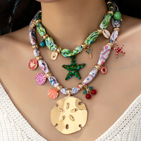 Bijoux de mode OEM/ODM, Collier superposé 3 couches en cordon de tissu, style côtier, rose coloré, avec grandes breloques dorées, Bijoux statement