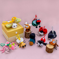 Porte-clés en peluche personnalisé en gros, mignon insecte (moustique, luciole), pendentif pour sac d'école ou sac à dos, cadeau