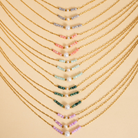 Collier de luxe élégant à plusieurs couches en chaîne dorée, fait main avec perles de rocaille colorées et pendentif en perle d'eau douce, bijoux bohèmes chic