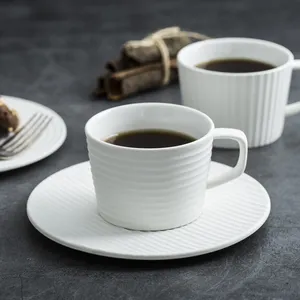 Taza de café de cerámica con mango blanco, cuenco de moda europea con boquilla, para fiesta de cafetería