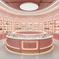 Conception d'intérieur personnalisée pour boutique de cosmétiques, présentoir, armoire, vitrine avec marbre pour la présentation de cosmétiques et de soins de la peau