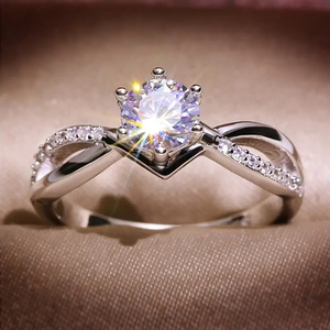 Anello dal Design Classico Solitario, Stile Elegante per Donne - Product Image 1