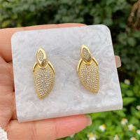 1 paire de clous d'oreille en cuivre incrusté de zircon plaqué or 18 carats en forme de cœur géométrique de style moderne