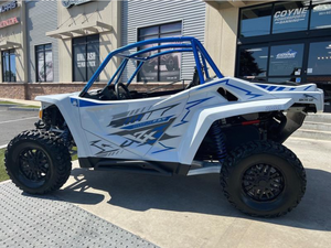 Véhicule tout-terrain Wildcat XX SE blanc et bleu, 4x4, avec roues noires et cage de sécurité - Product Image 3