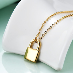 Collier double couche en acier inoxydable plaqué or 18 carats avec pendentif cadenas au design géométrique, idéal pour un cadeau décontracté - Product Image 2