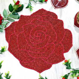 Set de Napperons Décoratifs Faits Main en Tissu Rose Rouge de Luxe, Forme Fleur, 450mm, Écologiques, Durables et Classiques - Product Image 1