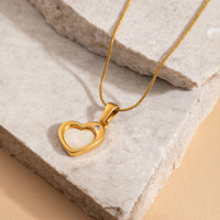 Collier pendentif en forme de cœur en acier inoxydable plaqué or 18 carats pour femmes, bijoux minimalistes avec chaîne à breloques