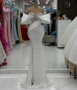 Белое вечернее платье с открытыми плечами - Product Image 1