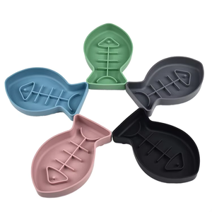 Distributore Automatico di Cibo per Animali Domestici in Silicone Ecologico, Design Antiurto e Antiscivolo per Cani, Gatti e Piccoli Animali - Product Image 1