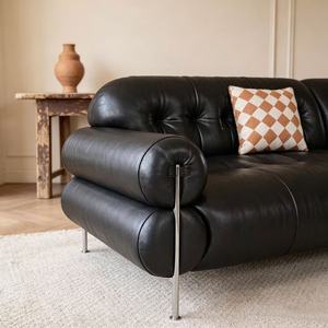 Sofá de Cuero Negro Premium con Mechones, 4 Plazas, Brazos Enrollados y Patas Metálicas para Sala de Estar Vintage - Product Image 5