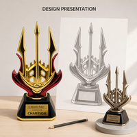 Trophée de tournoi de poker conçu pour les événements de casino, avec un design métallique inspiré du trident, dans une palette de couleurs or et rouge