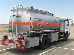 Véhicule de ravitaillement aéroportuaire compact de 8000 litres (2000 gallons) – Équipement de soutien au sol (GSE) flexible pour piste d'atterrissage - Product Image 5