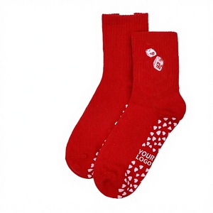 Chaussettes de sport antidérapantes rouges premium avec motif cœur, respirantes et extensibles, pour athlétisme, Pilates, yoga et entraînement (vente en gros) - Product Image 2