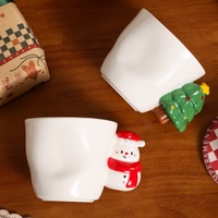 Tasse en céramique froissée de Noël avec poignée 3D bonhomme de neige et sapin, corps irrégulier blanc, coffret cadeau Joyeux Noël, tasse à café en gros
