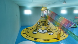 Sân chơi trượt bằng gỗ trượt trong nhà đường cong tùy chỉnh màu sắc Inflatable núi lửa cầu vồng núi lửa thể thao gỗ trong nhà trượt chơi - Product Image 2