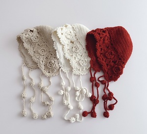 Chapeau de pêcheur en crochet floral Chapeau de seau au crochet tricoté d'hiver pour princesse fille Chapeau tricoté avec glands Couvre-oreilles - Product Image 2