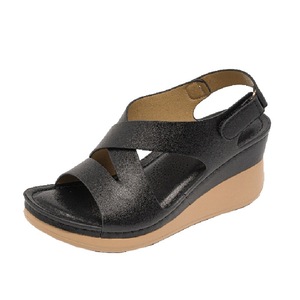 Sandales compensées noires élégantes à bout ouvert en similicuir respirant à talon moyen pour femme – Idéales pour l'été – Livraison directe - Product Image 1