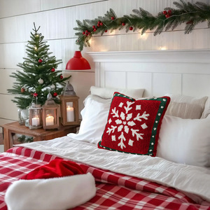 <span class=keywords><strong>หมอน</strong></span>กำมะหยี่รูปวงกลมสีแดงสำหรับตกแต่งห้องนั่งเล่นของขวัญสี่เหลี่ยมปักลายต้นคริสต์มาสและปีใหม่ที่ทันสมัยสำหรับใช้ในบ้าน - Product Image 2