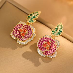 Pendientes de Botón de Alta Gama Estilo Palacio Francés con Microincrustaciones Geométricas de Circonia Dorada para Mujer, Elegantes y de Moda, Industria Pesada - Product Image 4