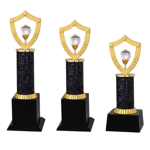 ถ้วยรางวัลคริสตัลทรงโล่ทองคำพร้อมฐานหินอ่อนสีดำสำหรับรางวัลกีฬา ผลิตด้วยวิธีหล่อขึ้นรูปโลหะ แกะสลักด้วยเลเซอร์ - Product Image 1