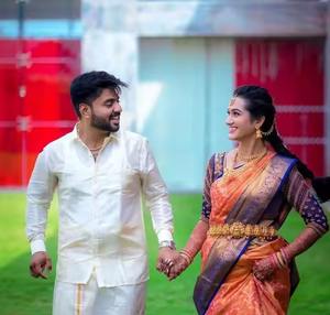 Saree en soie Jacquard lourd de qualité supérieure en orange vif avec bordure tissée dorée élégante tenue traditionnelle indienne et pakistanaise - Product Image 3