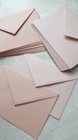 Enveloppes rose poudré C7 s'adaptent parfaitement à notre papeterie de mariage DIY. Le pack comprend 20 petites enveloppes rose poudré.