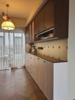 Buffet de cuisine personnalisé avec comptoir en pierre, panneau modulaire, design traditionnel, bois massif stratifié