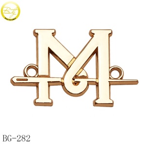 Placcato oro in rilievo <span class=keywords><strong>M</strong></span> lettera di metallo logos 2 fori della lega del metallo di marca piatto di tag per costumi da bagno - Product Image 1