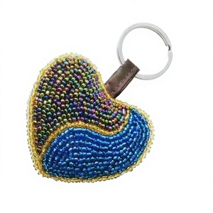 Llavero hecho a mano con forma de corazón, moderno, con elegantes pedrerías y borlas, ideal para decorar bolsos y el hogar. - Product Image 5