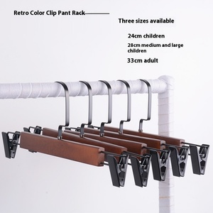 Vente en gros de cintres rétro en <span class=keywords><strong>bois</strong></span> massif pour adultes et enfants Porte-jupes à pantalons en <span class=keywords><strong>bois</strong></span> avec techniques de laque pour Jeans Vêtements Utilisation en magasin - Product Image 4