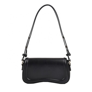 Sac à bandoulière tendance pour femme avec chaînes, en cuir PU, ouverture supérieure, idéal pour un usage quotidien - Vente en gros - Product Image 1