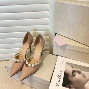 Tacones Altos con Correa de Perlas de Diseño Premium para Damas, Zapatos de Tacón con Punta en Pico de Charol y Plantilla de Cuero Genuino - Product Image 1