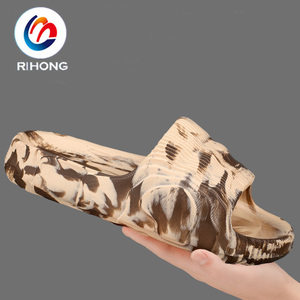 <span class=keywords><strong>2026</strong></span> barato al por mayor Guangzhou sandalias deslizantes femeninas diseño de camuflaje personalizado impresión señoras zapatillas de goma - Product Image 2