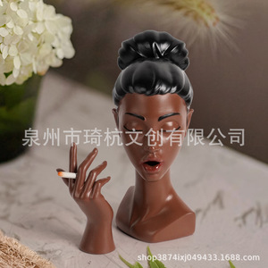 Cenicero de resina con figura de mujer negra fumando, decoración novedosa para oficina o sala de estar - Product Image 4