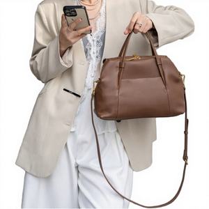 Bolsos cruzados de cuero genuino de alta calidad para mujer, diseño nuevo, estilo casual, de lujo, impermeables, con cierre de cremallera, 7L, poliéster - Product Image 3