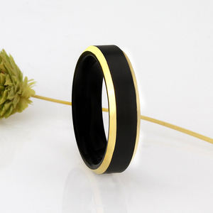 Bague de mariage pour homme en carbure de tungstène noir mat brossé de 4 mm, 6 mm, 8 mm avec bord biseauté doré – Vente en gros - Product Image 3