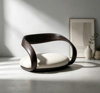Chaise d'appoint minimaliste en bois massif, avec accoudoirs incurvés intégrés et coussin en velours, siège bas pour salon