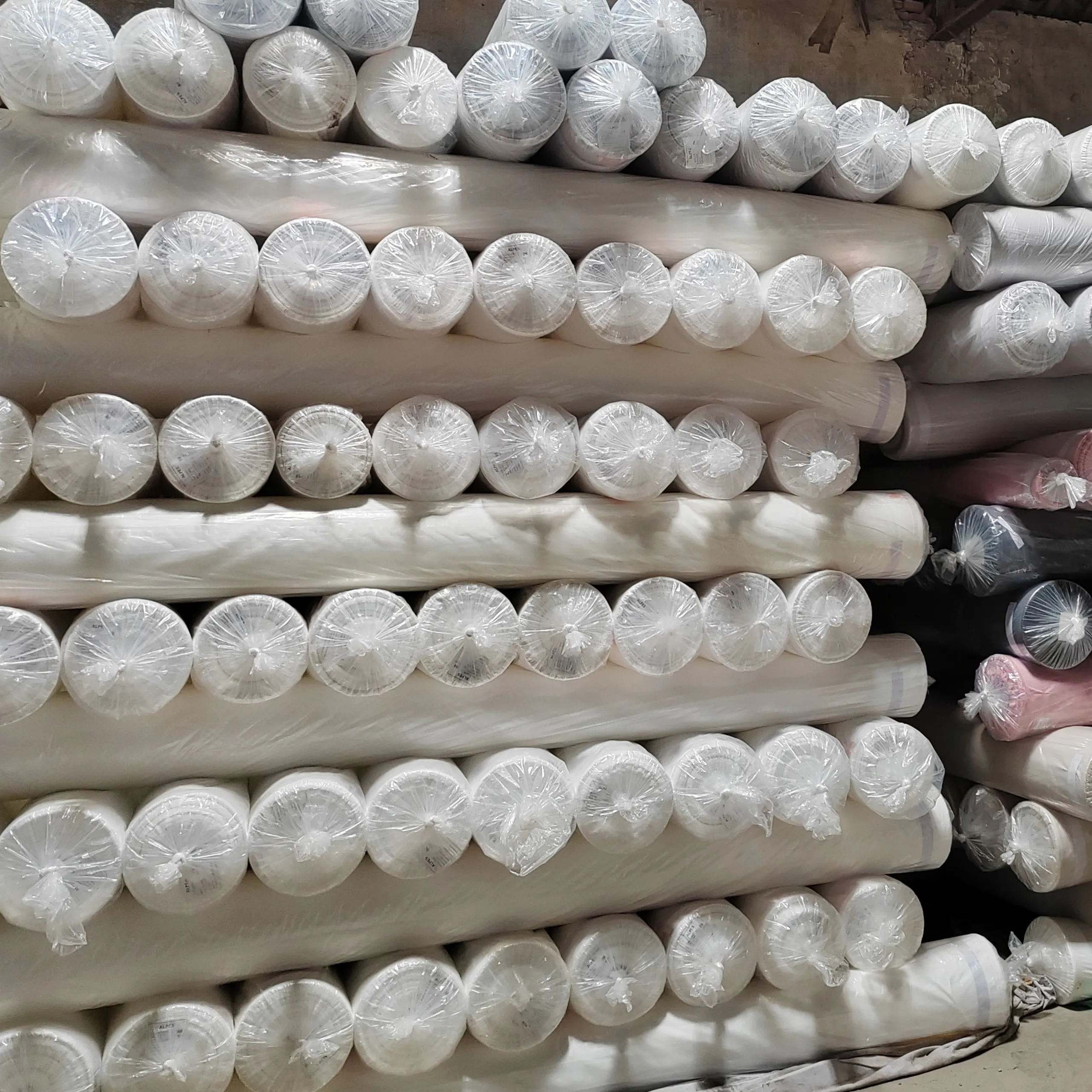 Высококачественные 100% полиэфирные ткани из микрофибры с более чем 200 ткацкими машинами на нашей собственной ткацкой фабрике
