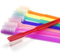 Brosses à dents colorées jetables avec brosses à dents peintes en pré-pâte