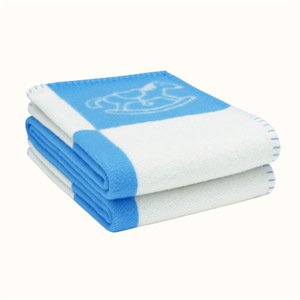 Manta de Caballo Jacquard Súper Suave Personalizada, Estilo Nórdico Acogedor, Ecológica, Antiestática, Acrílica, con Diseño de Dibujos Animados, para Comodidad en Todas las Estaciones - Product Image 1