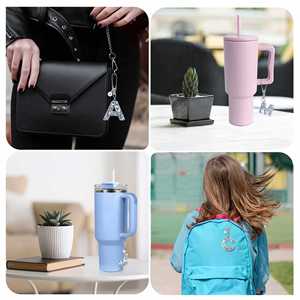 Diseños Personalizados y Creaciones de Accesorios Promocionales de Moda: Llaveros de Cristal con Letras Inglesas - Product Image 2