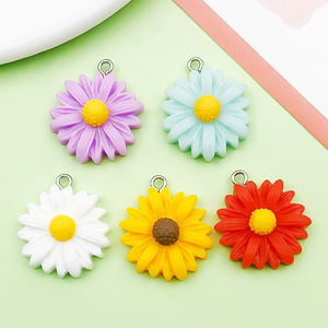 จี้ดอกเดซี่เรซิ่น 10 ชิ้น อุปกรณ์ทำเครื่องประดับ DIY สีสันสดใส สำหรับสร้อยข้อมือ สร้อยคอ - Product Image 3