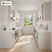 Meubles de cuisine laqués sur mesure au design contemporain, aménagement en U, options de rangement coulissants et livraison en kit