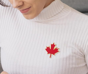 <span class=keywords><strong>Broche</strong></span> en alliage plaqué drapeau canadien en forme de goutte d'eau avec emblème feuille d'érable rouge, thèmes pyramide et amour, accessoires vestimentaires - Product Image 3