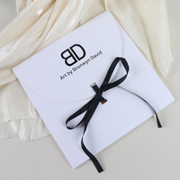 Boîte d'emballage personnalisée pour foulards et lingerie en papier avec impression, pelliculage mat, revêtement UV et gaufrage, avec ruban