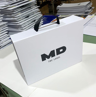 Boîte cadeau rectangulaire en carton avec logo personnalisé et poignée en ruban, fabriquée en Chine pour les entreprises, le shopping et la présentation en magasin