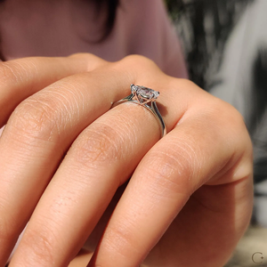 Bague chic en diamant de laboratoire conçue pour impressionner avec une brillance accrocheuse et des origines écologiques, bijoux en provenance d'Inde - Product Image 5